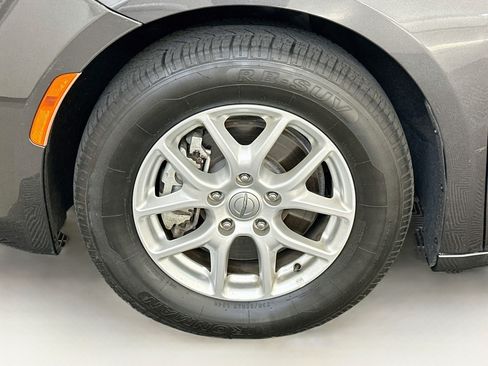 Used 2020 Chrysler Voyager Lxi FWD image 36