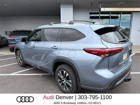 Used 2022 Toyota Highlander XLE AWD/4WD image 4