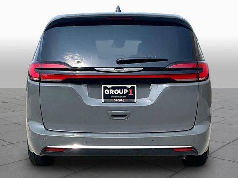 Used 2025 Chrysler Pacifica Select FWD image 5