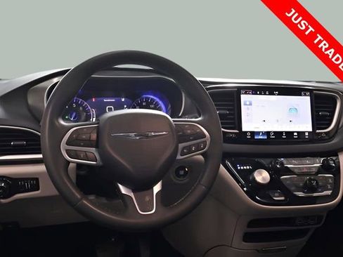 Used 2024 Chrysler Pacifica Touring-L image 26