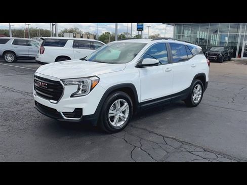 Used 2024 GMC Terrain SLE w/ Driver Convenience Package FWD image 4