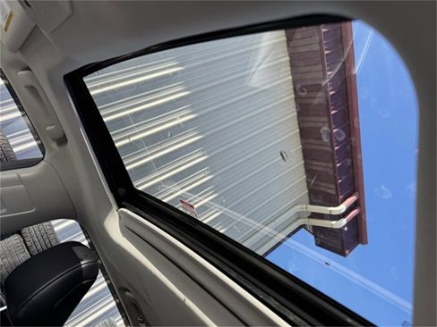 Certified 2022 Toyota Highlander XLE image 7