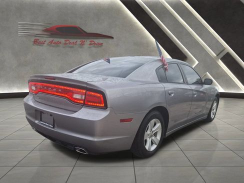 Used 2014 Dodge Charger SE w/ Connectivity Group image 4
