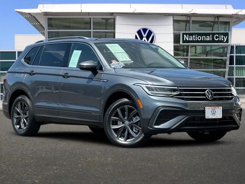 Used 2023 Volkswagen Tiguan SE w/ Panoramic Sunroof Package FWD image 2