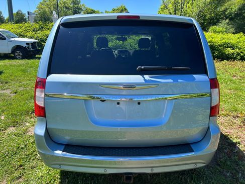 Used 2013 Chrysler Town & Country Touring-L w/ Driver Convenience Group FWD image 6