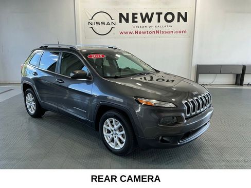 Used 2016 Jeep Cherokee Latitude w/ Comfort/Convenience Group FWD image 1