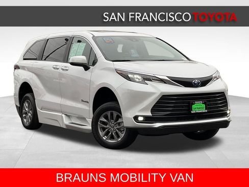 Used 2025 Toyota Sienna XLE image 13