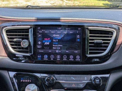Used 2020 Chrysler Pacifica Touring-L FWD image 17