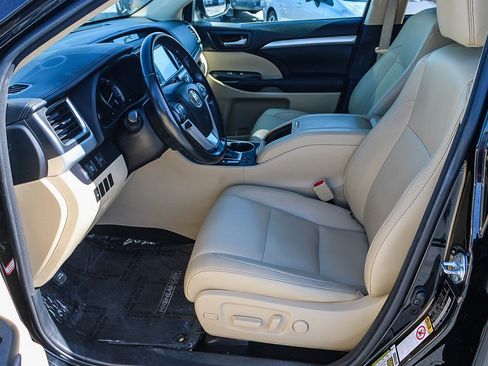 Used 2017 Toyota Highlander XLE w/ Carpet Mat Package FWD image 18
