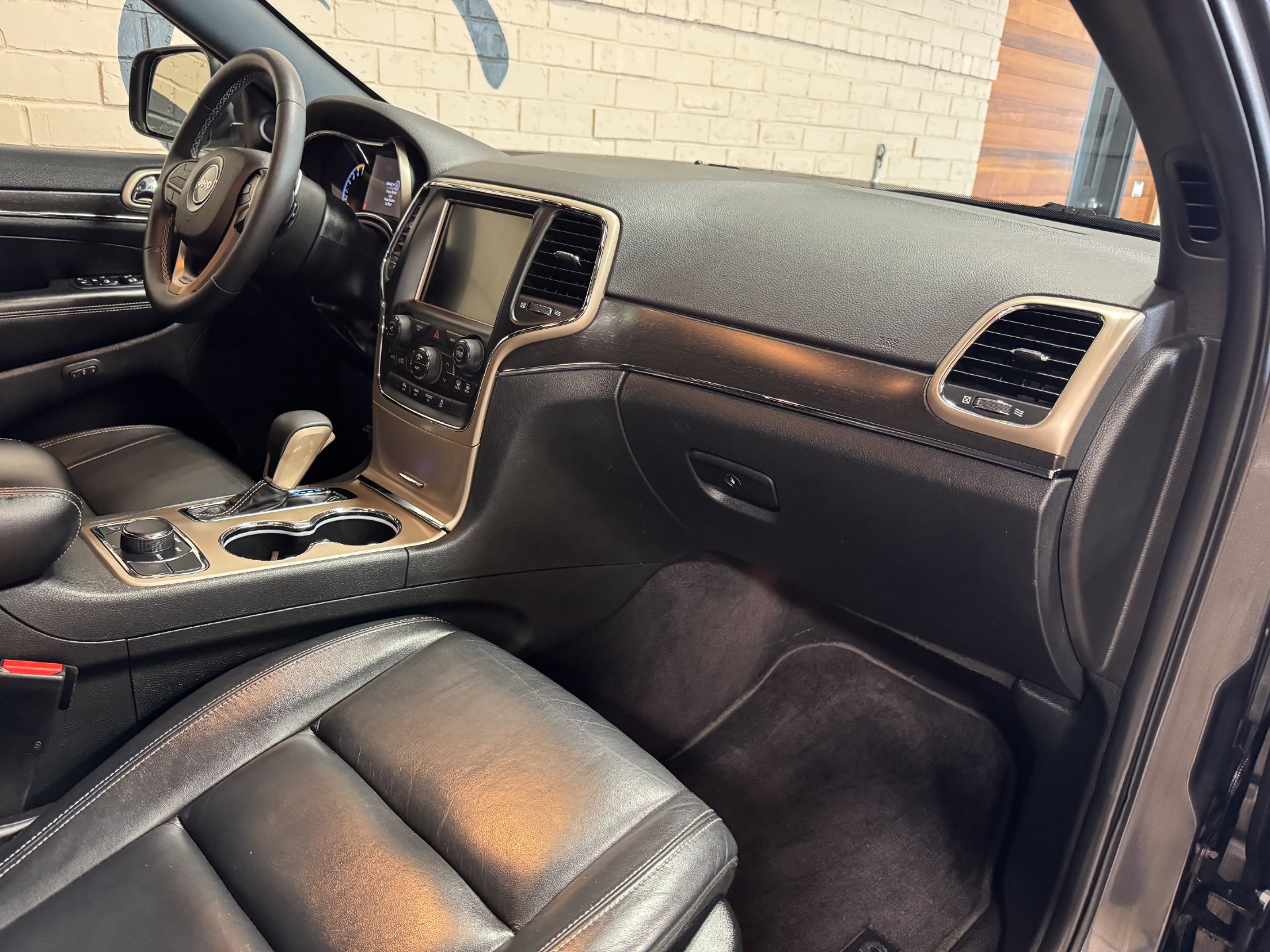 Used 2017 Jeep Grand Cherokee Limited AWD/4WD image 23