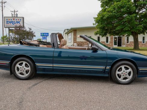 Used 1995 Oldsmobile Cutlass Supreme Convertible FWD image 2