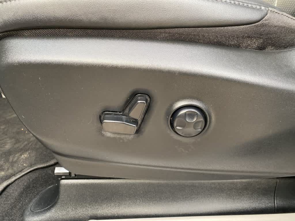 Used 2024 Chrysler Pacifica Limited FWD image 13
