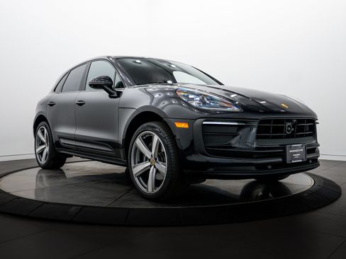 Certified 2025 Porsche Macan AWD/4WD image 9