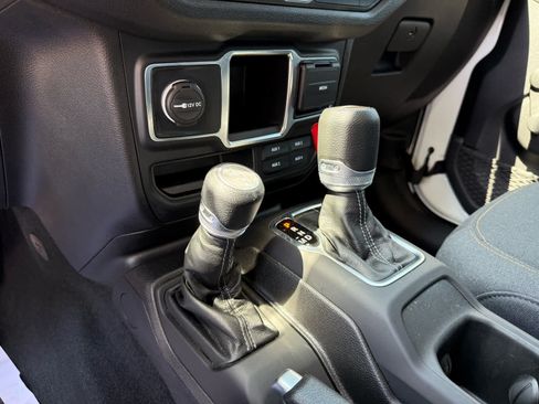 Used 2024 Jeep Gladiator Sport AWD/4WD image 21