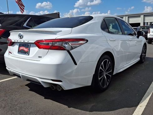 Used 2019 Toyota Camry SE w/ Carpet Mat Package image 3