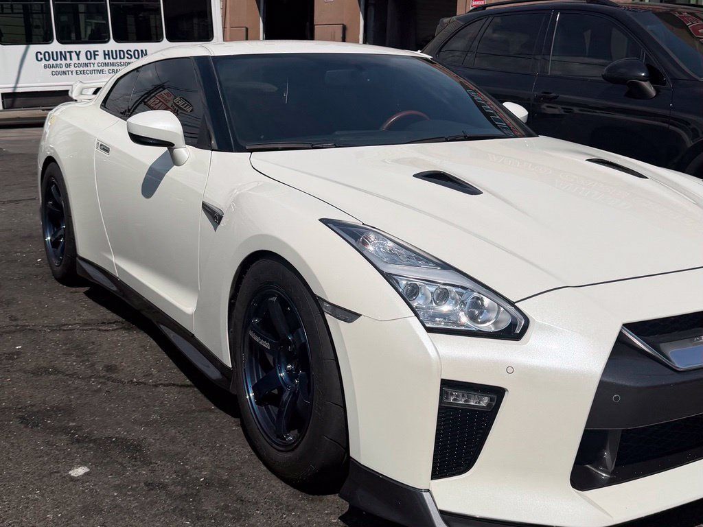Used 2019 Nissan GT-R Premium w/ Premium Interior Package AWD/4WD image 2