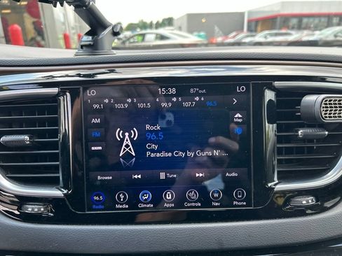 Used 2018 Chrysler Pacifica Touring-L Plus FWD image 11