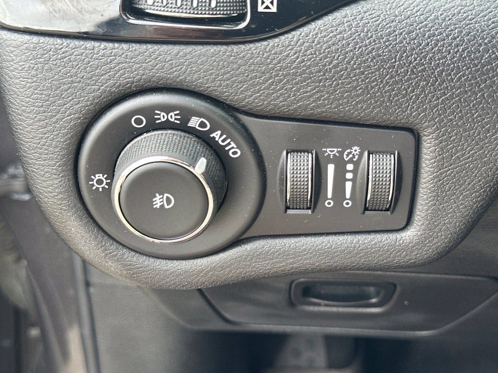 Used 2019 Jeep Cherokee Latitude Plus AWD/4WD image 17