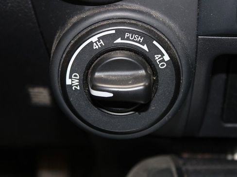 Used 2022 Nissan Titan SV w/ SV Convenience Package image 27