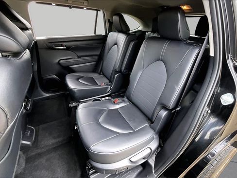 Used 2025 Toyota Highlander XLE FWD image 20
