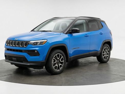 Used 2025 Jeep Compass Trailhawk image 3
