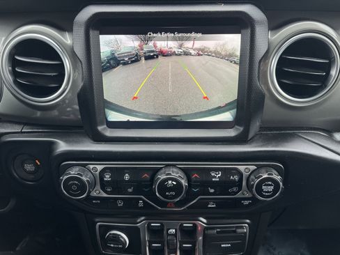 Used 2023 Jeep Wrangler Sahara w/ Cold Weather Group image 18