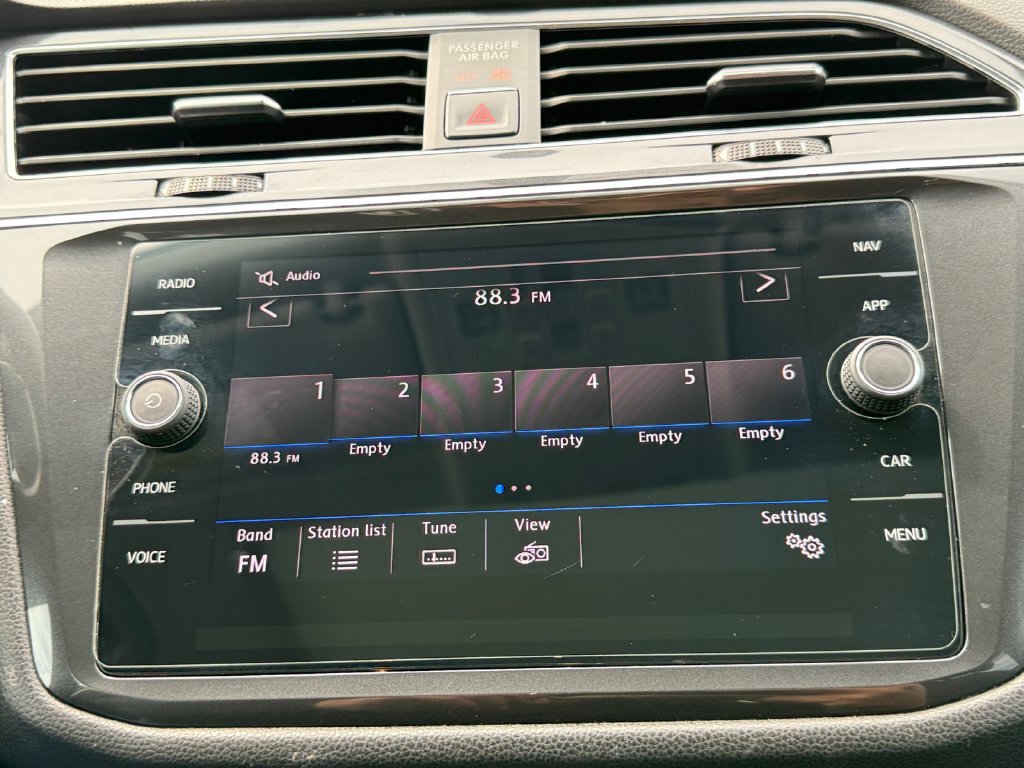 Used 2018 Volkswagen Tiguan SEL AWD/4WD image 14