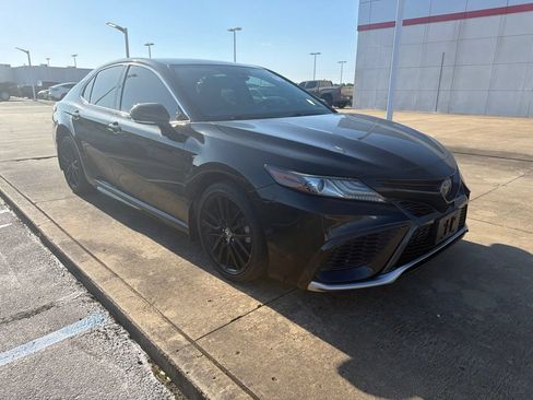 Used 2021 Toyota Camry XSE FWD image 3