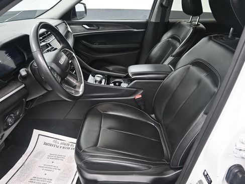 Used 2023 Jeep Grand Cherokee Limited w/ Black Appearance Package AWD/4WD image 13
