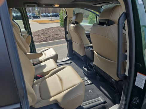 Used 2021 Toyota Sienna XLE image 11