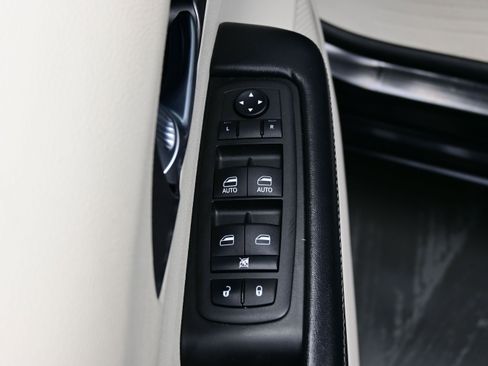 Used 2022 Chrysler Pacifica Touring-L FWD image 11