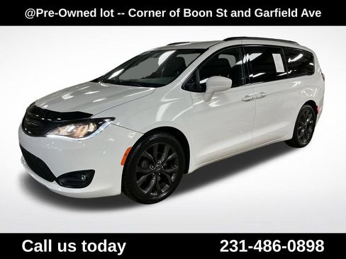 Used 2018 Chrysler Pacifica Touring-L Plus w/ S Appearance Package FWD image 1