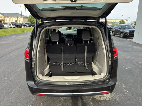 Used 2023 Chrysler Pacifica Touring-L FWD image 9
