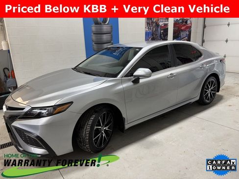 Used 2024 Toyota Camry SE image 3