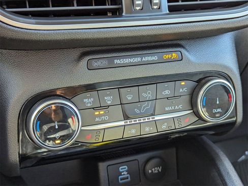 Used 2022 Ford Escape SE w/ SE Sport Appearance Package image 18