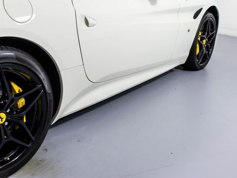 Certified 2017 Ferrari California T image 19