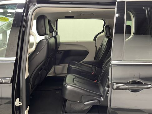 Used 2024 Chrysler Pacifica Touring-L FWD image 14
