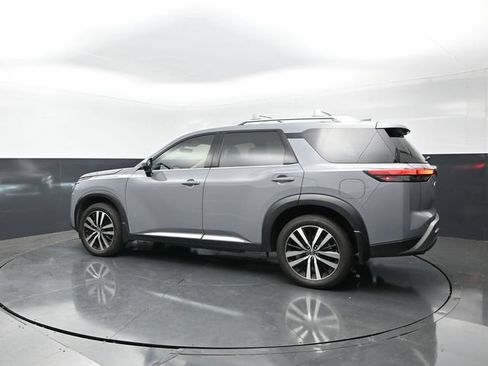 Used 2024 Nissan Pathfinder Platinum FWD image 2
