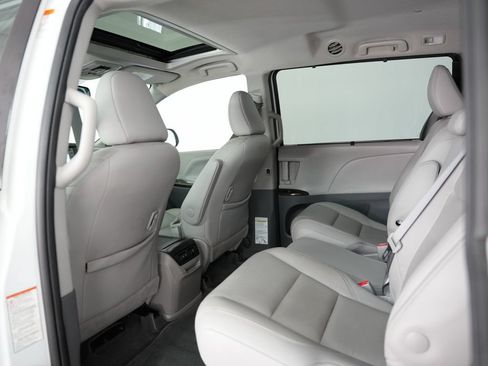Used 2020 Toyota Sienna XLE w/ XLE Navigation Package FWD image 33