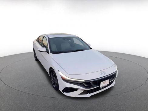 Used 2025 Hyundai Elantra Limited image 3