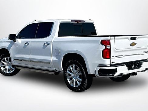 Used 2022 Chevrolet Silverado 1500 High Country w/ High Country Premium Package AWD/4WD image 2