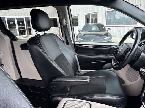 Used 2019 Dodge Grand Caravan SXT FWD image 12