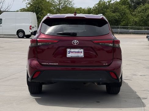 Used 2023 Toyota Highlander XLE image 5
