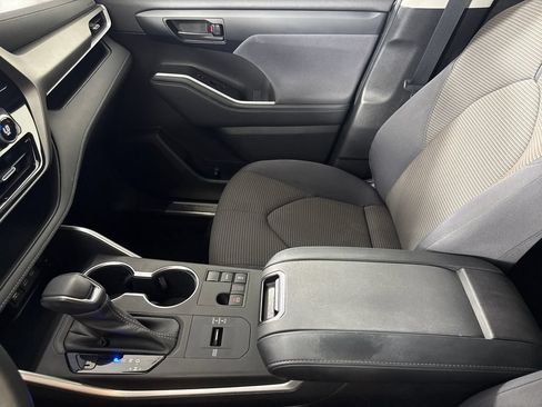 Used 2023 Toyota Highlander LE FWD image 19