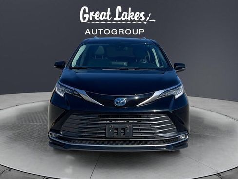 Used 2022 Toyota Sienna Limited image 8