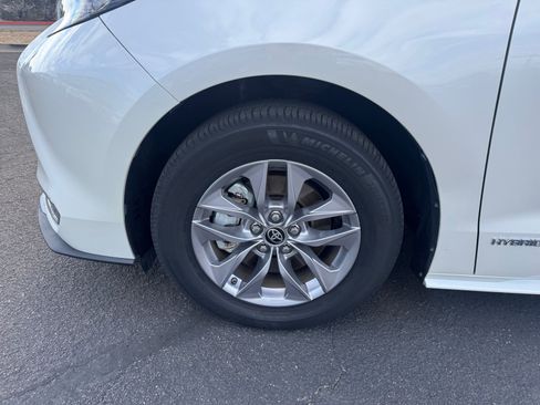 Used 2021 Toyota Sienna XLE image 26