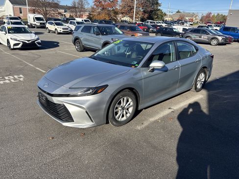 Used 2025 Toyota Camry LE image 8