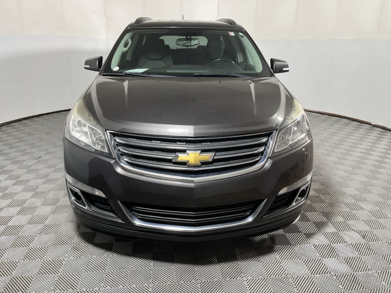 Used 2017 Chevrolet Traverse LT w/ Style and Technology Package FWD image 3