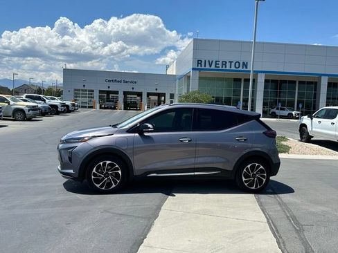 Used 2023 Chevrolet Bolt EUV Premier w/ Sun & Sound Package FWD image 2