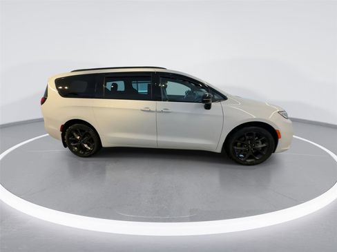 Used 2024 Chrysler Pacifica Limited w/ S Appearance Package image 8